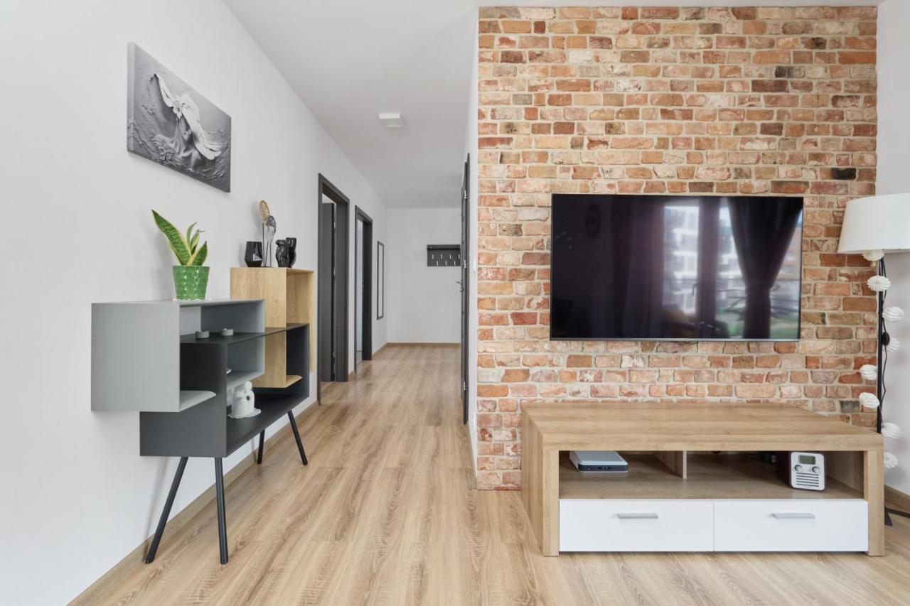 Spacious Apartment With Balcony Near The Slavic Hill Wroclaw By Renters Prestige 外观 照片